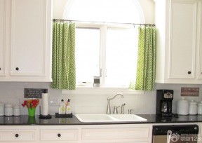 现代简约风格厨房高飘窗组合图案窗帘装修效果图
