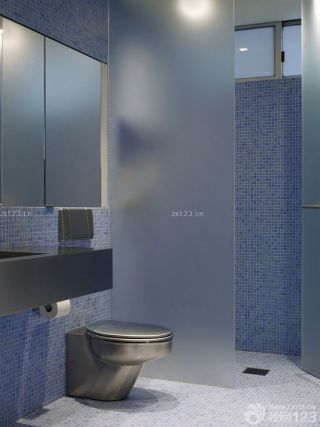 蓝色马赛克背景墙厕所装修效果图
