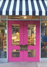 美式服装店面粉色门设计效果图
