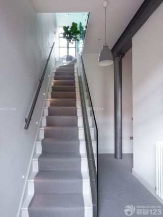 简约风格室内铁艺楼梯扶手设计图片