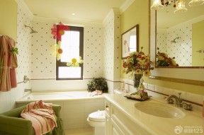 美式乡村风格小型浴室按摩浴缸摆放图