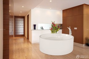 白色圆形按摩浴缸设计图片