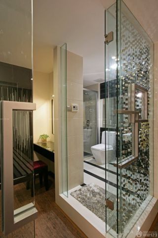 卫生间玻璃隔断墙淋浴间地毯装修效果图