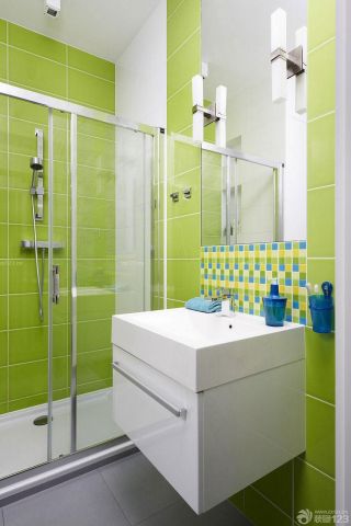 家庭洗手间绿色瓷砖装修效果图