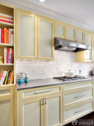 现代简约风格小户型厨房橱柜墙面瓷砖效果图