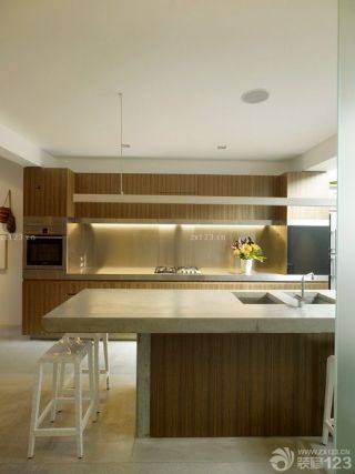美式厨房实木家具配浅色地面瓷砖效果图