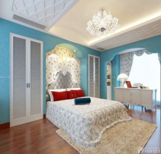 卧室蓝色门框装修设计案例