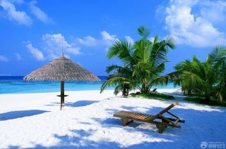 最美度假风景区沙滩长椅摆放图片