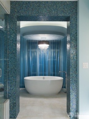 蓝色马赛克墙面浴室窗帘效果图片 