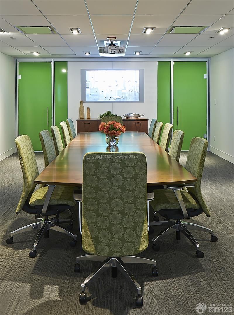 现代风格小型会议室布置样板