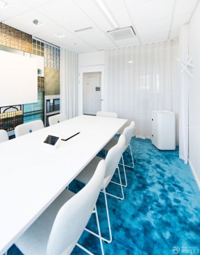 时尚现代风格小型会议室布置样板