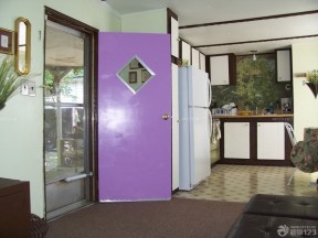 紫色门 家庭厨房