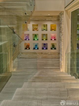 复式房楼梯间水晶花瓶展柜效果图