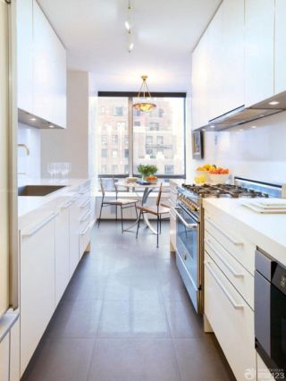 简装小户型整体厨房白色橱柜设计案例