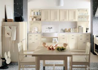 经典小户型整体厨房白色橱柜设计