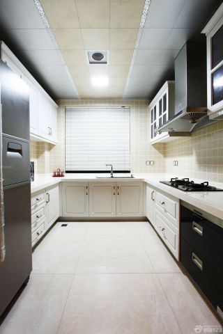 65平米两室一厅厨房百叶窗帘设计
