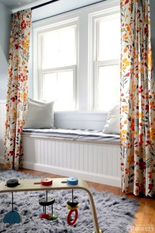 小户型卧室飘窗木制窗户设计实景图