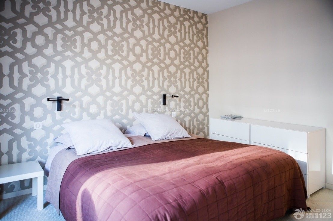 60平小两房卧室抽象图案壁纸装修效果图