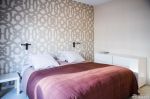 60平小两房卧室抽象图案壁纸装修效果图