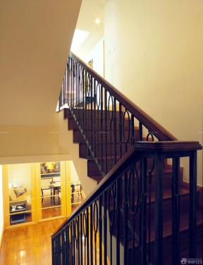 70平米小复式装修  木楼梯扶手装修效果图