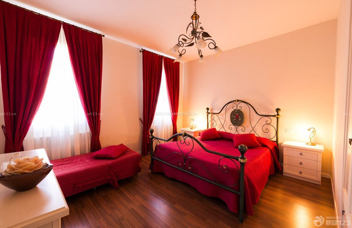 70多平米的房子酒红色窗帘装修效果图片