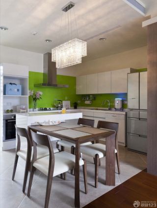 现代美式风格开放式厨房绿色墙面装修效果图片