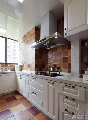 70平米两室一厅小厨房装饰效果图 白色橱柜装修效果图片