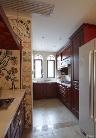 70平米两室一厅小厨房酒红色橱柜装修装饰效果图片