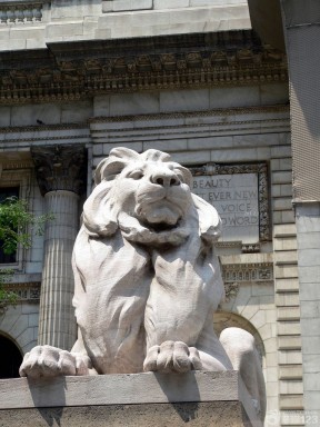 欧式建筑风格石狮子蹲式造型图片