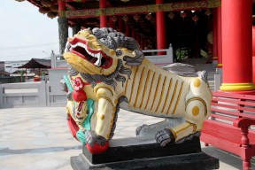 中式戏耍石狮子造型图片