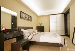 70平米房最省钱的装修卧室黄色墙面装修效果图片
