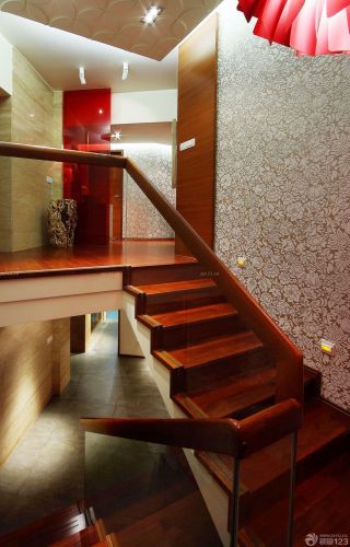 70平米三室木楼梯装修效果图片