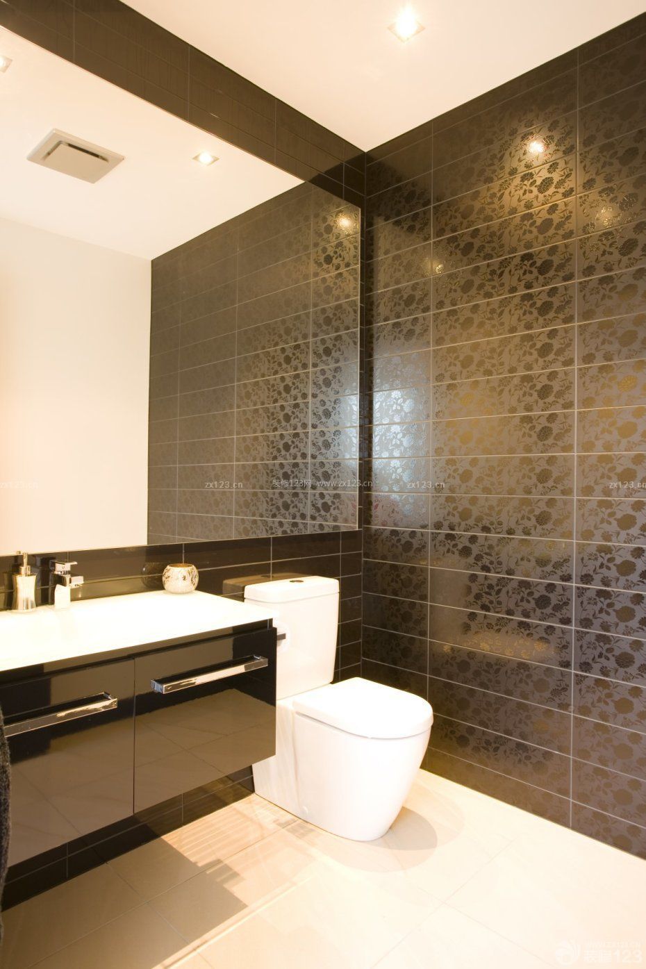 60平米房子卫生间黑色瓷砖贴图装修效果图