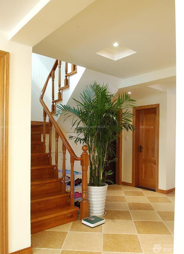 现代风格复式房子实木楼梯装修效果图片