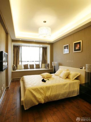 70平米二手房主卧室棕黄色木地板装修效果图片