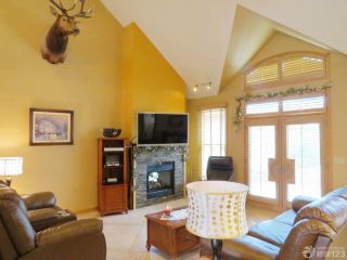 温馨60平米小户型客厅带阁楼黄色墙面装修效果图欣赏
