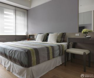 三室一厅一卫90平米房屋卧室纯色壁纸装修效果图片