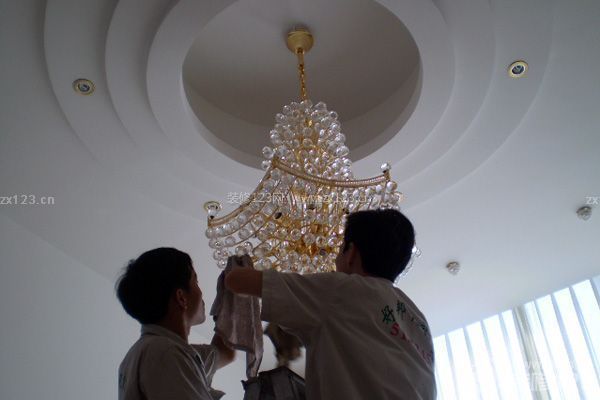 客厅装饰灯具——清洁时不损灯具结构