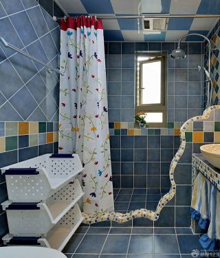 简单房屋浴室蓝色马赛克装修效果图