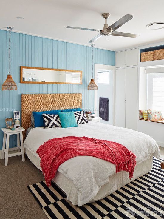 简约美式风格80平米蓝色墙面卧室装修效果图