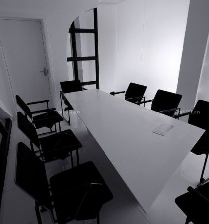 黑白风格办公桌椅装修效果图