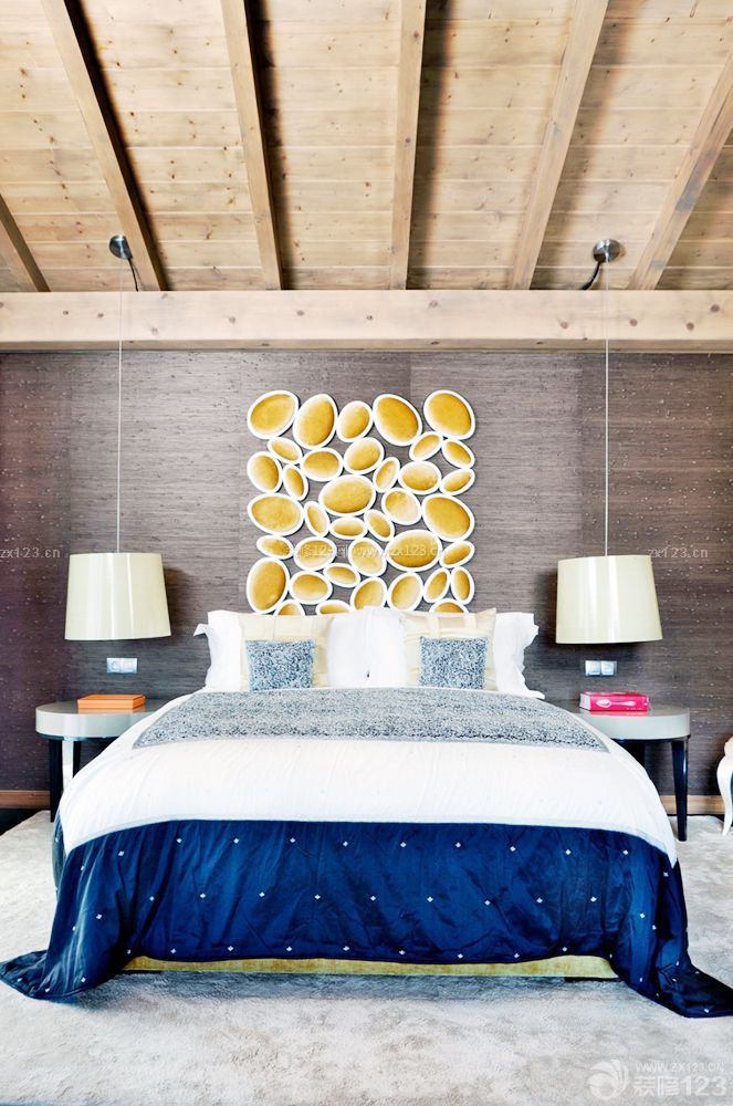 80平米三房卧室木质吊顶简单装修效果图片