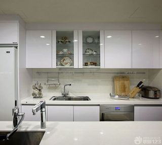 90平米三居室内厨房白色橱柜装修效果图片