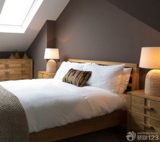 90平带平顶阁楼小户型卧室纯色壁纸装修效果图片2023