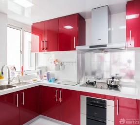 90后婚房设计厨房红色橱柜装修效果图片