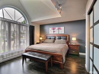 现代风格别墅卧室床的摆放设计装修图