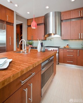 小户型整体厨房装修 棕色橱柜装修效果图片