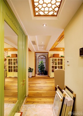 小户型玄关设计 绿色墙面装修效果图片