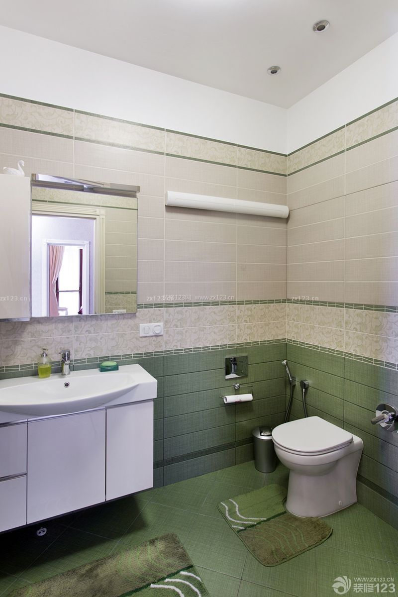 精致小户型厕所绿色地砖装修实景图