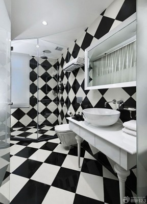 小户型厕所装修 黑白相间地砖装修效果图片